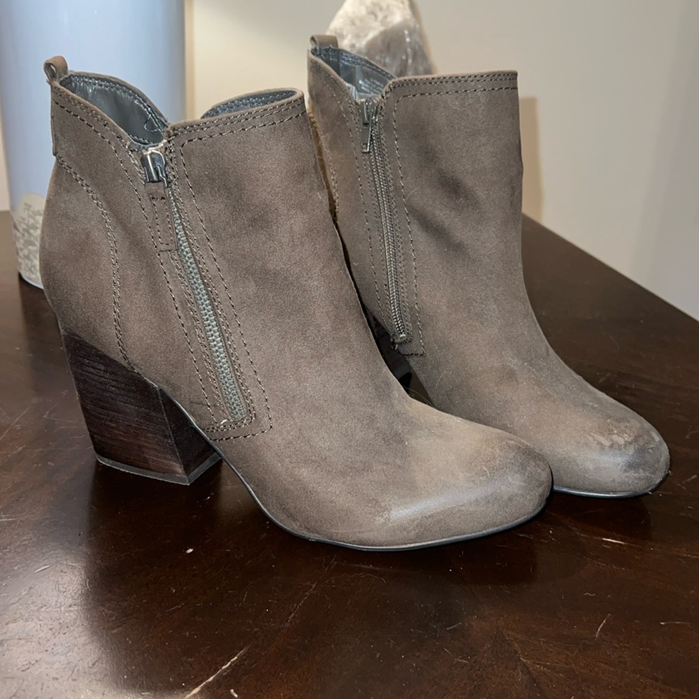 Crown Vintage brown ankle boots, size 10, featuring a stylish zipper design.